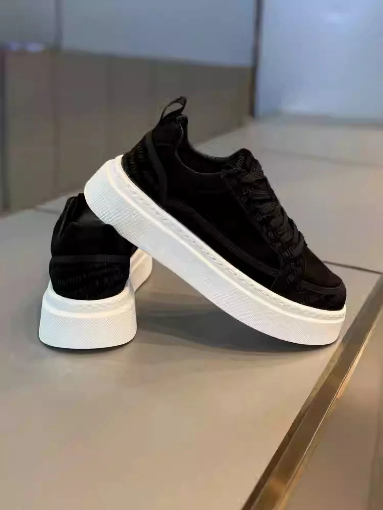 The fashionable high-heeled shoes are stylish, with novel designs and wide applications. The soles are soft and lightweight.