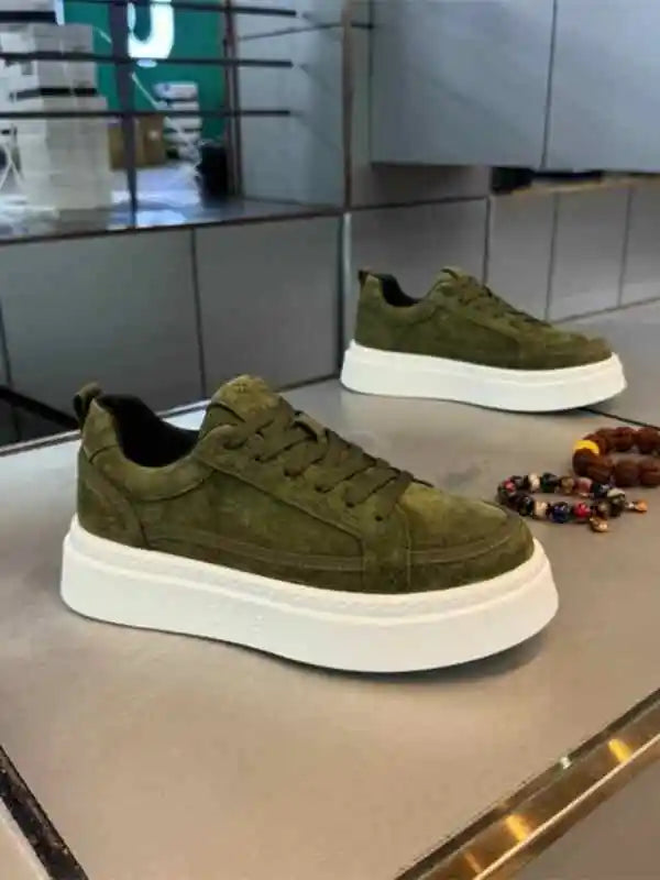 The fashionable high-heeled shoes are stylish, with novel designs and wide applications. The soles are soft and lightweight.