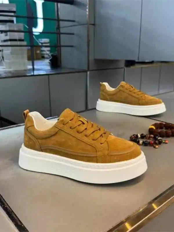 The fashionable high-heeled shoes are stylish, with novel designs and wide applications. The soles are soft and lightweight.